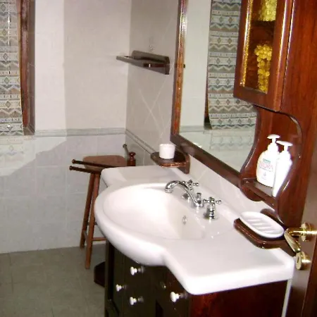 With 3 Bedrooms In With Wonderful Lake View And Enclosed Garden 4 Km From The Slopes *