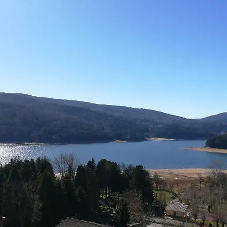 With 3 Bedrooms In With Wonderful Lake View And Enclosed Garden 4 Km From The Slopes