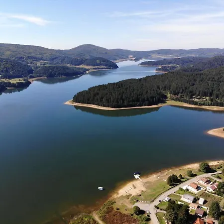 With 3 Bedrooms In With Wonderful Lake View And Enclosed Garden 4 Km From The Slopes * Lorica