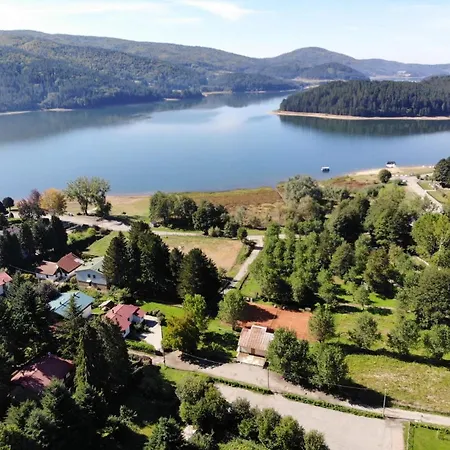 With 3 Bedrooms In With Wonderful Lake View And Enclosed Garden 4 Km From The Slopes Διαμέρισμα